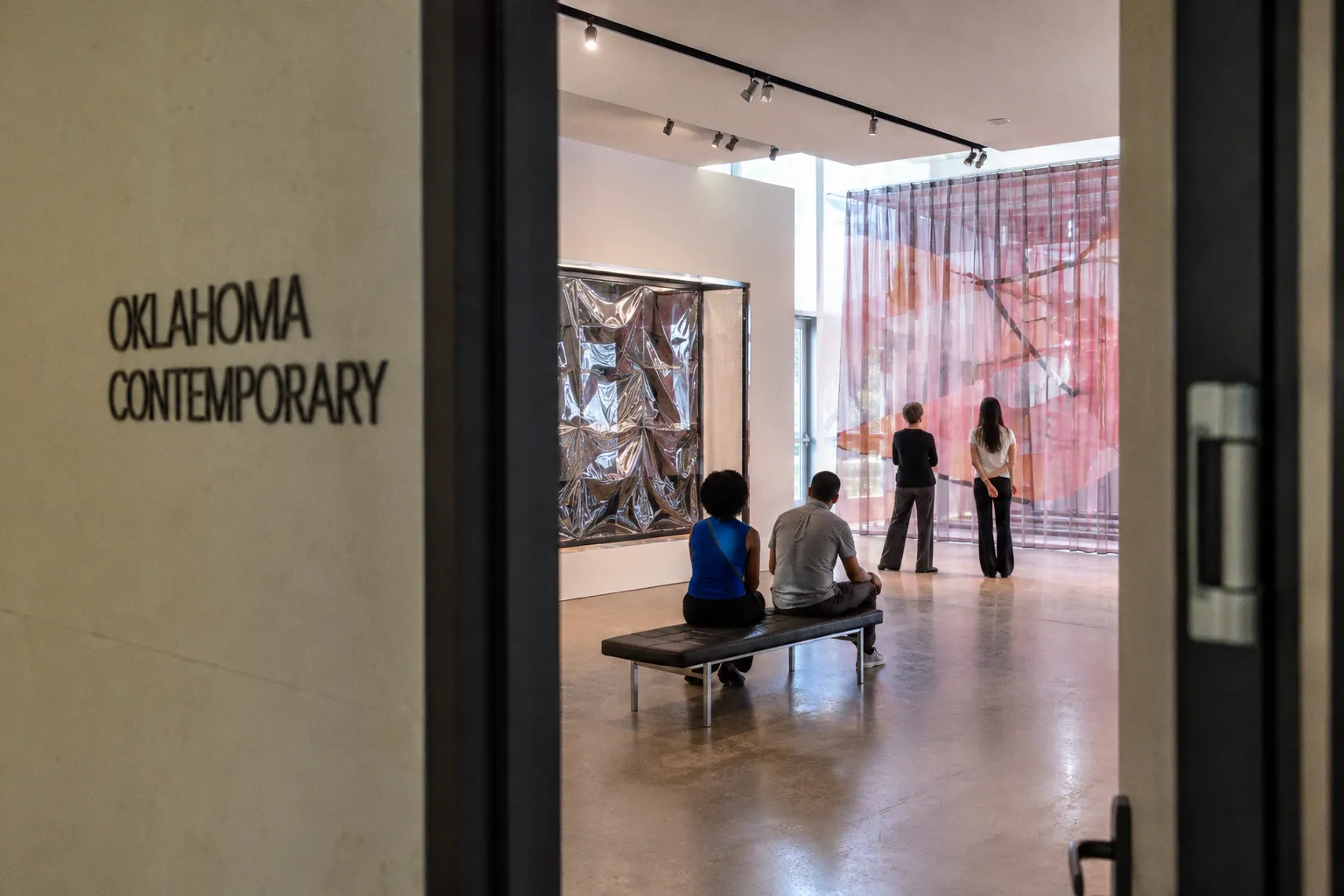 Au-delà de l'écran : quand l'Oklahoma Contemporary interroge la vie intérieure des œuvres