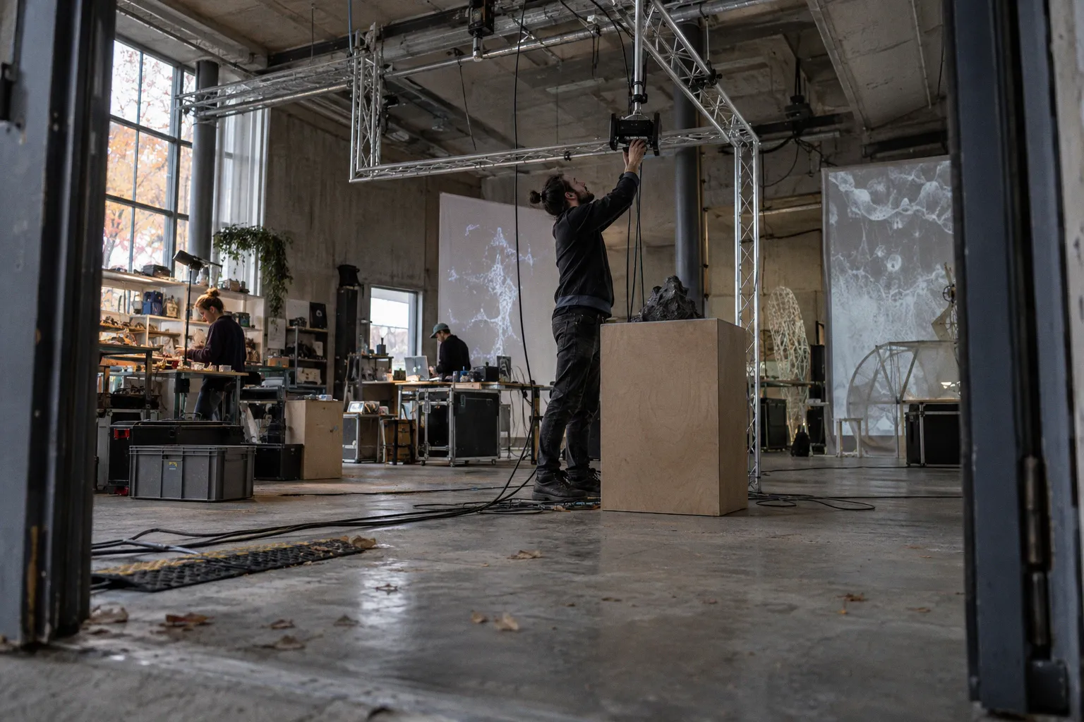 Logistique technique : les coulisses invisibles d'une exposition numérique