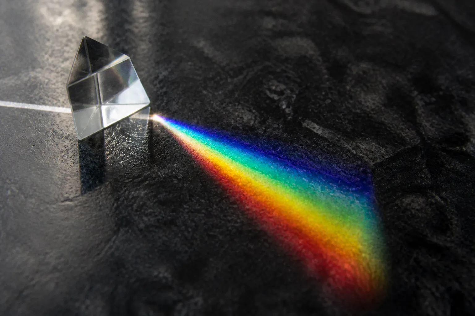 Pourquoi l'espace latent permet des transitions fluides