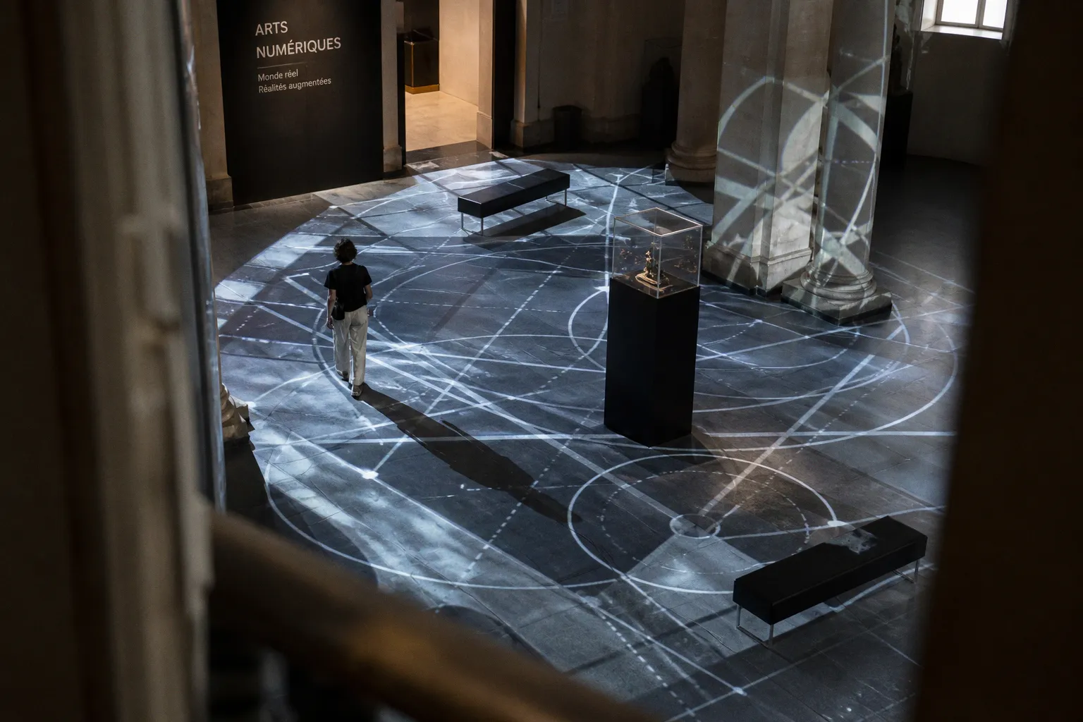 Scénographie numérique muséale : pourquoi la technique dicte l'expérience